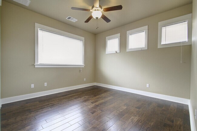 Building Photo - UT PRE-LEASE: Wood Floors, North Campus, Large Living Space, 2011 Construction, Custom High End K...