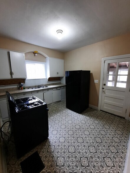 Kitchen at back door to porch - 2120 Allston Ave