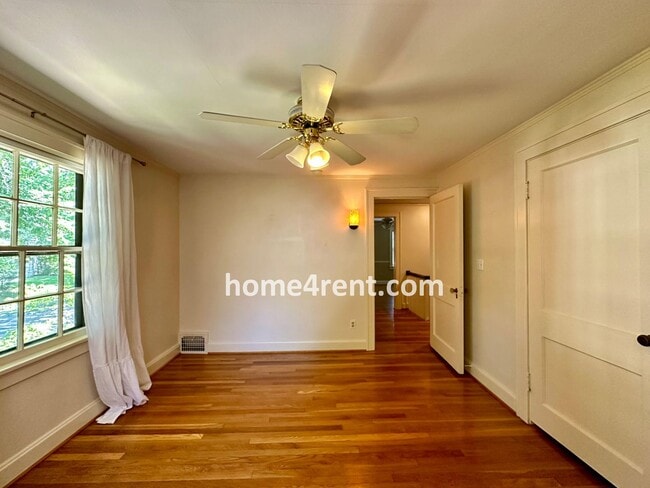 Building Photo - Charming Dutch Colonial in Brookside w/ an Updated Kitchen, Wood Floors, Fenced Yard and a Finish...