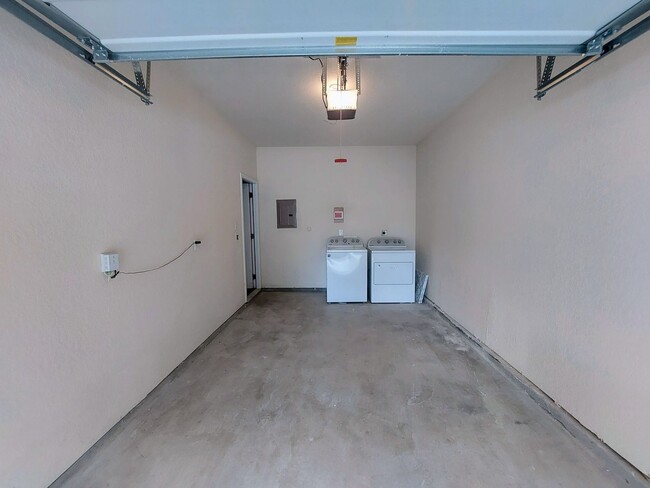 Building Photo - $300 OFF Move IN!! Beautiful townhome! 3 B...