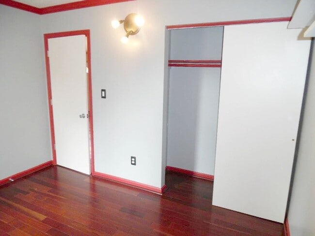 Building Photo - Great Curb Appeal, Location, and Price!