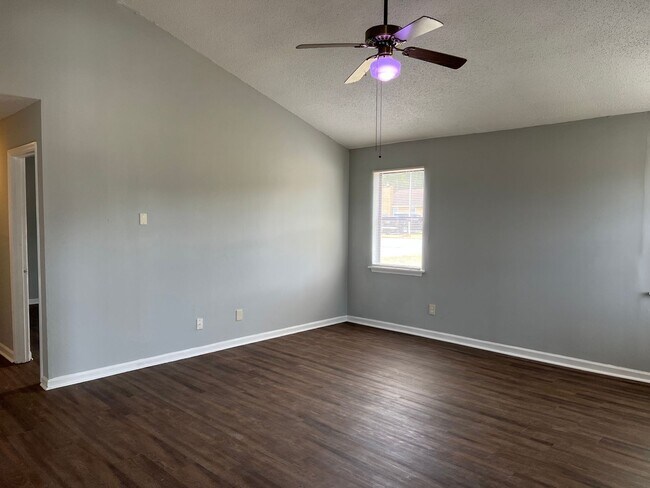 Building Photo - 300 Carriage Ln