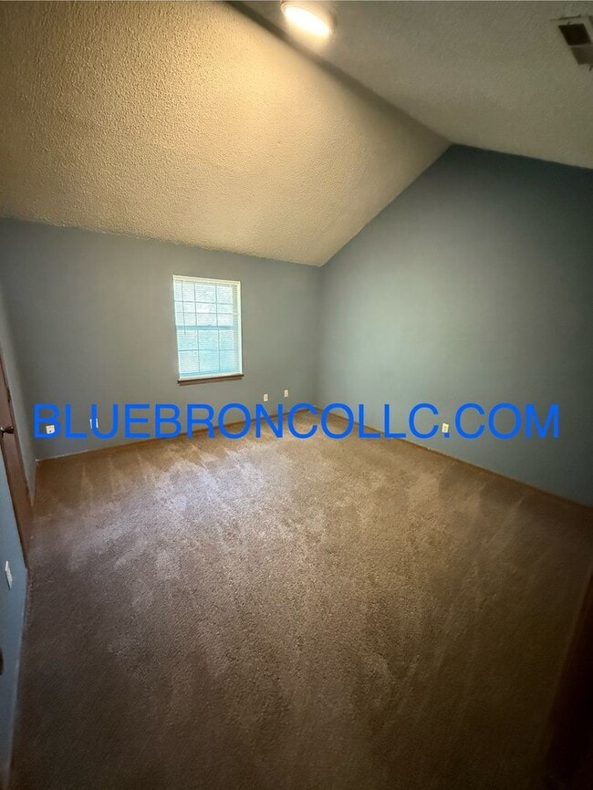 Building Photo - This one will go fast, marvelous 2 bedroom...