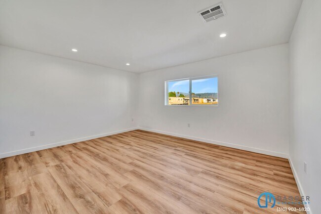 Building Photo - 11845 Hamlin St