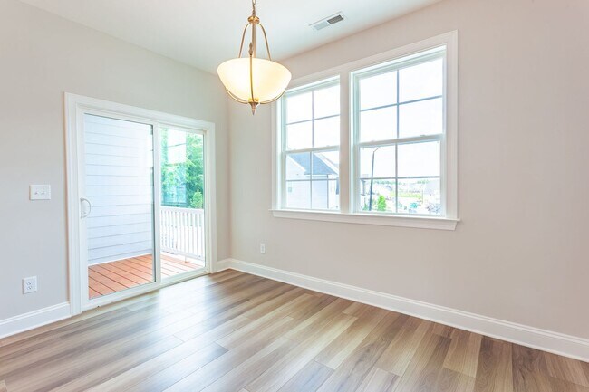 Building Photo - BEAUTIFUL TOWNHOME WITH COMMUNITY POOL