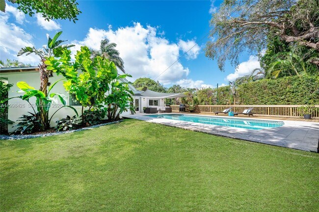 Building Photo - 1003 NE 118th St