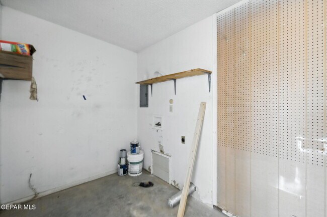 Building Photo - 5520 Edinburg Dr