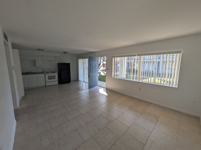 Building Photo - Great 1st FL Starter Rental, with Water/Sewer