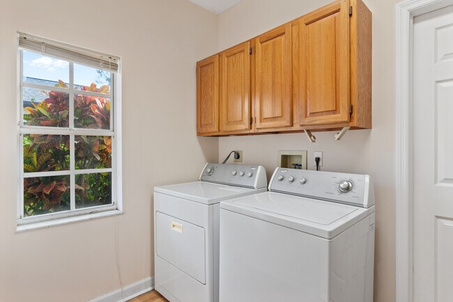 Building Photo - 1930 Westhampton Ct