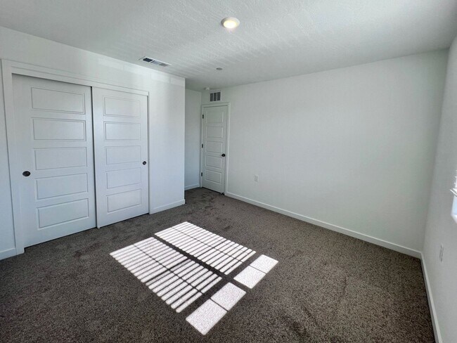 Building Photo - $2,950 Ashlan & Highland - Clovis 4 Bedroom/ Solar Panels/ Tesla Power Wall