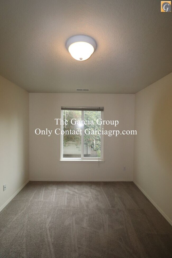 Building Photo - Great 4 bedroom 2.5 bathroom Single Family...