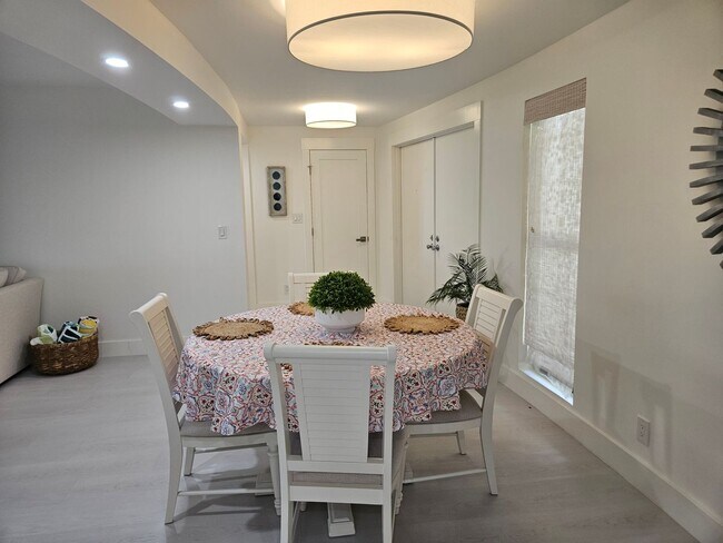 Building Photo - MODERN  SEASONAL VACATION CONDO