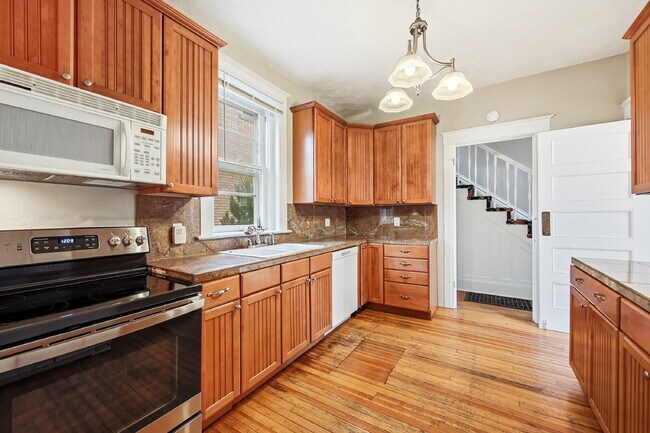 Building Photo - $4,720.95 with $300 off the first month's rent, 5 Beds - 5 Bath, Single Family Home in Denver wit...