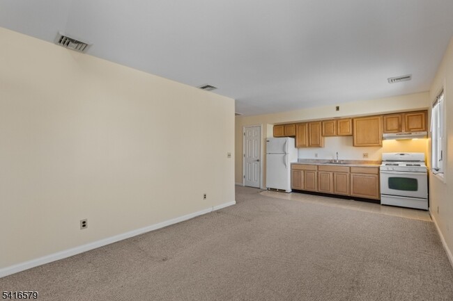 Building Photo - 146 Main St