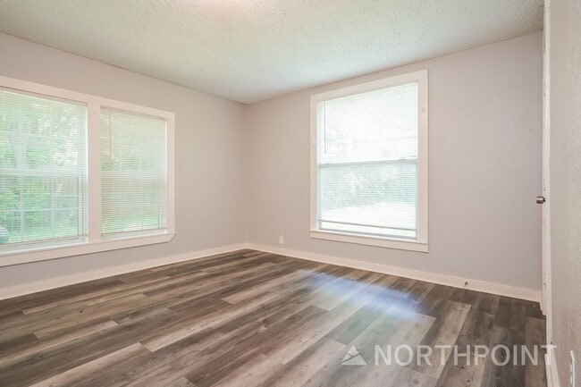 Building Photo - 2 BR/1BA | Newly Renovated Single Family Home |  Gated backyard