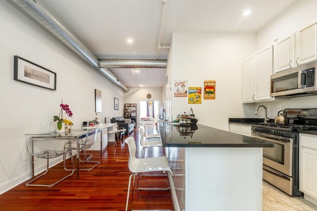 Building Photo - Stunning, Chic 2-Bedroom Apartment in the ...
