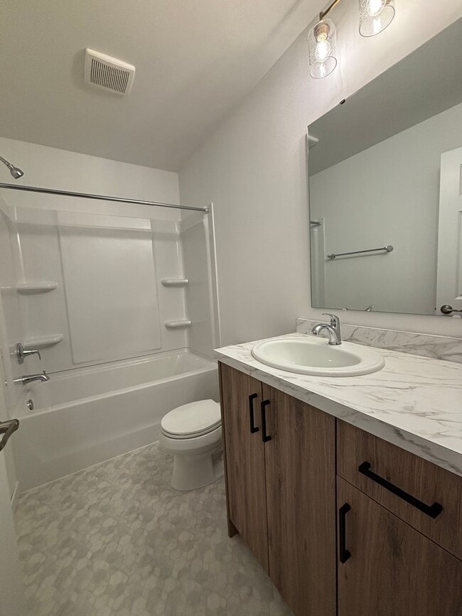 Building Photo - 3 Bed 3 Bath Townhome