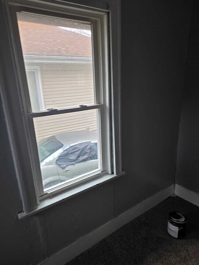 Building Photo - 2-Bedroom Gem on Barrie Avenue – Perfectly Quaint Living in Flint!