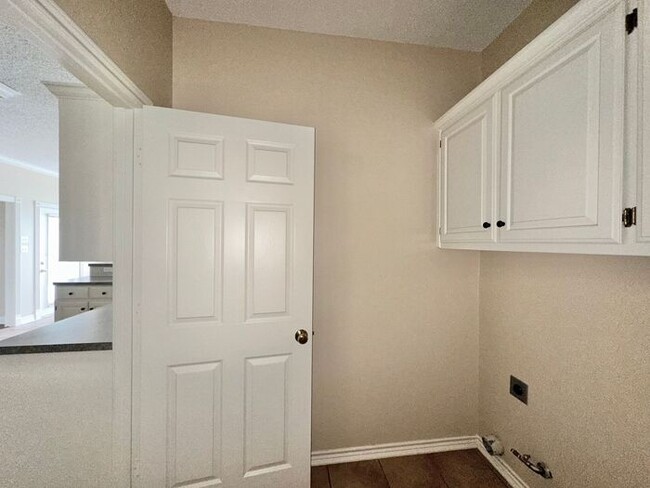 Building Photo - Stunning 3-Bedroom Home in Prime South Tyl...