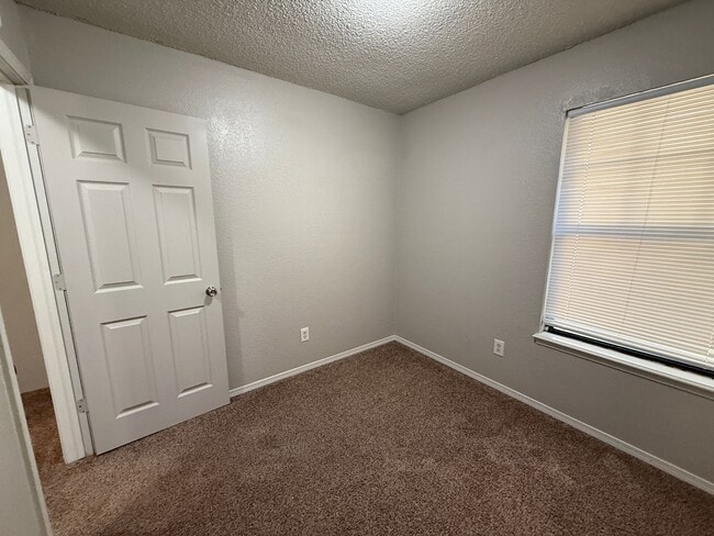 Building Photo - 5728 S Vancouver Ave