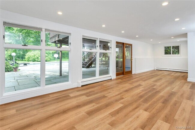 Building Photo - 5 Deerhill Ln