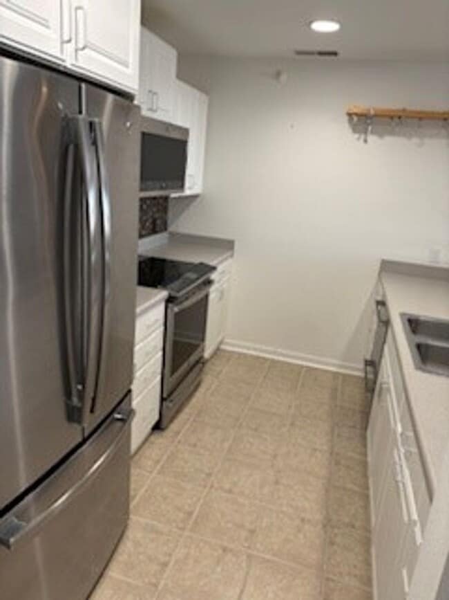 Building Photo - Bright and Spacious Condo for Rent in Downtown Verona