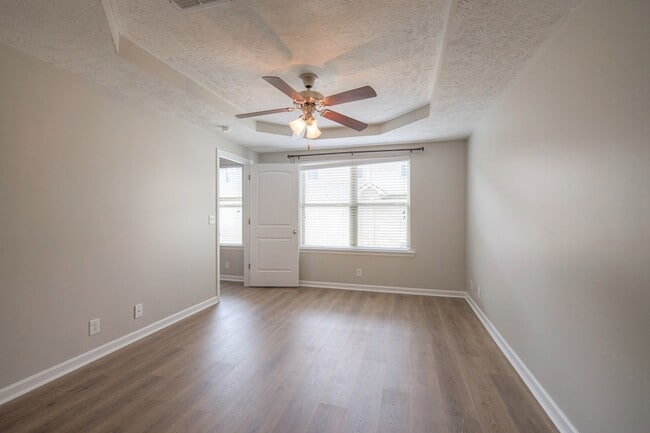 Building Photo - 911 Dahlia Dr