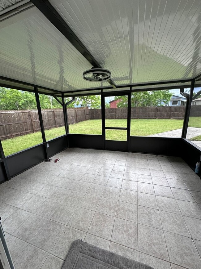 Building Photo - Convenient to Tyndall, less than a block t...