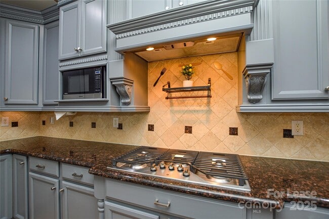 Building Photo - 5004 Woodview Ln