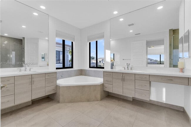 Building Photo - 10890 Shore St