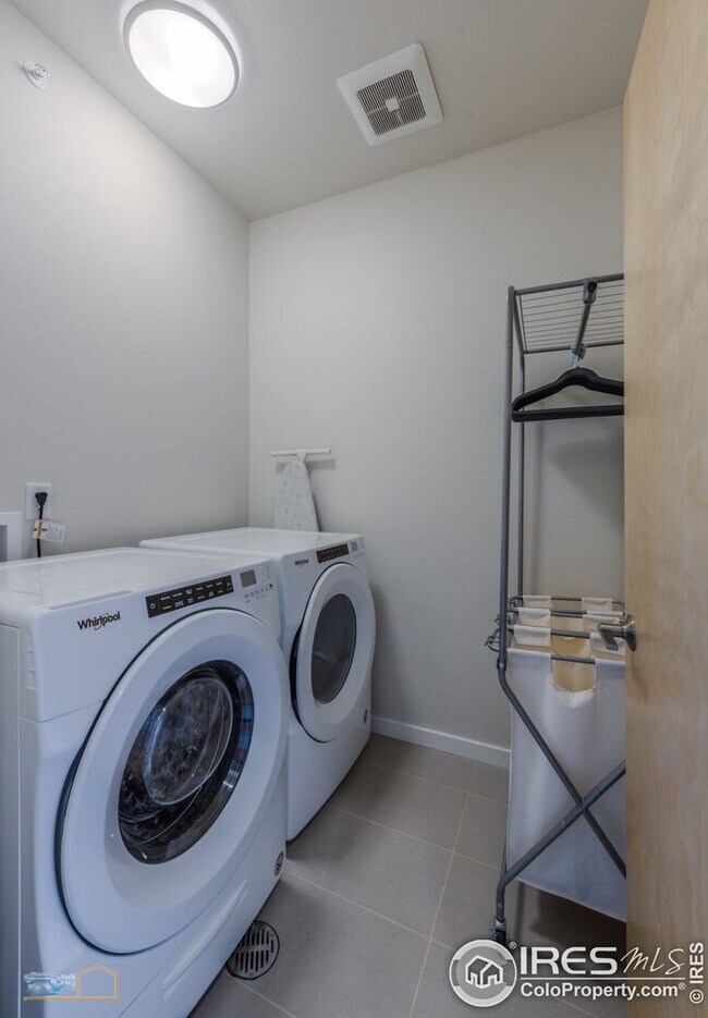 Building Photo - Discover this 3-bedroom, 2.5-bath townhome in Louisville!