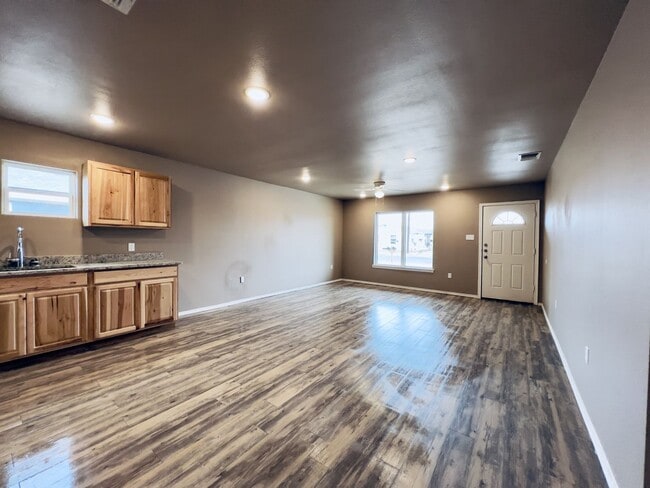 Building Photo - JULY PRE-LEASE! Cozy 3 Bedroom Home