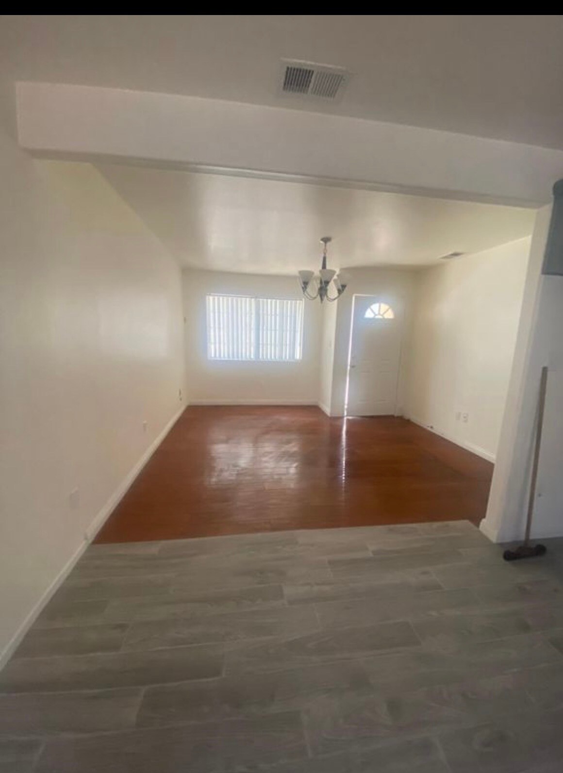 Building Photo - 1827 N Mariposa Ave