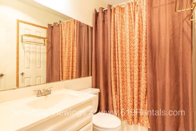 Building Photo - Beautiful 2 bedroom, 1.5 bath Townhouse wi...