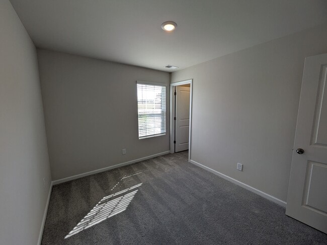 Building Photo - 831 Powder Br Dr