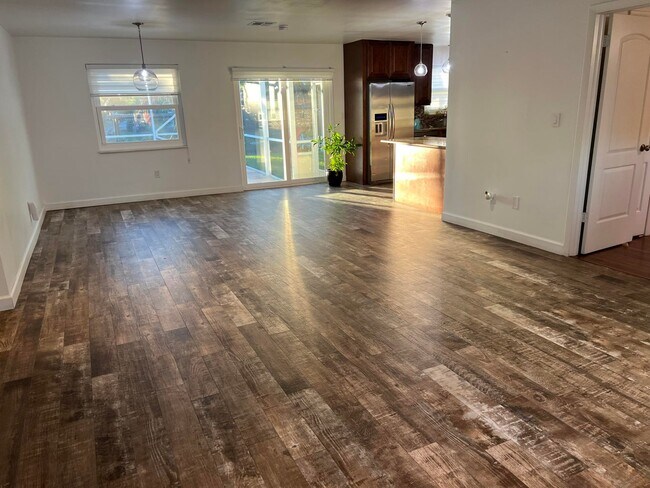 Building Photo - 1877 Meadow Ct