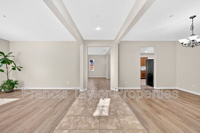 Building Photo - 504 Eureka Dr