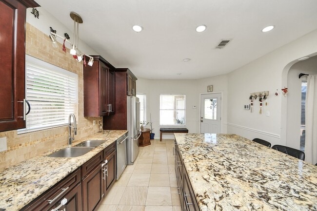 Building Photo - 922 Bayhill Dr
