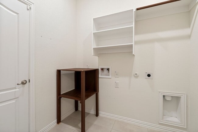 Building Photo - Beautiful 5 bedroom, 3 bathroom home in Buda!!!