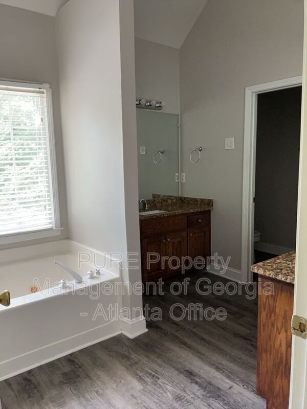 Building Photo - 27 N Hampton Dr