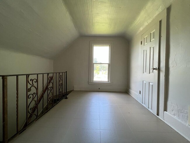 Building Photo - 127 Elm St