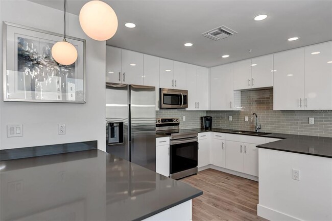 Building Photo - 1703 N Tamiami Trl