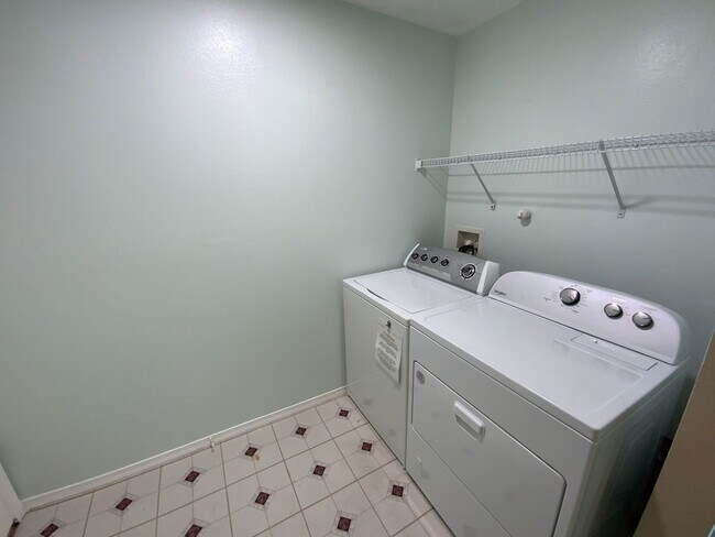 Building Photo - 3 Bedroom Townhome Available Near Southern...