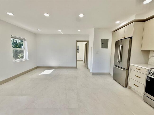 Building Photo - 1400 SE 7th Ave