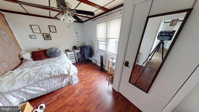 Building Photo - 415 E Flora St