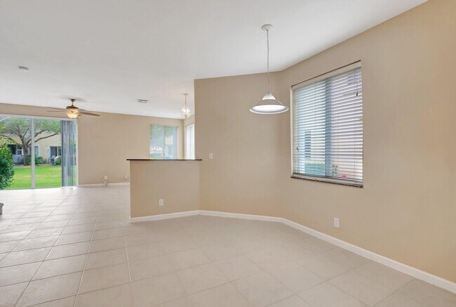 Building Photo - 3021 N Evergreen Cir