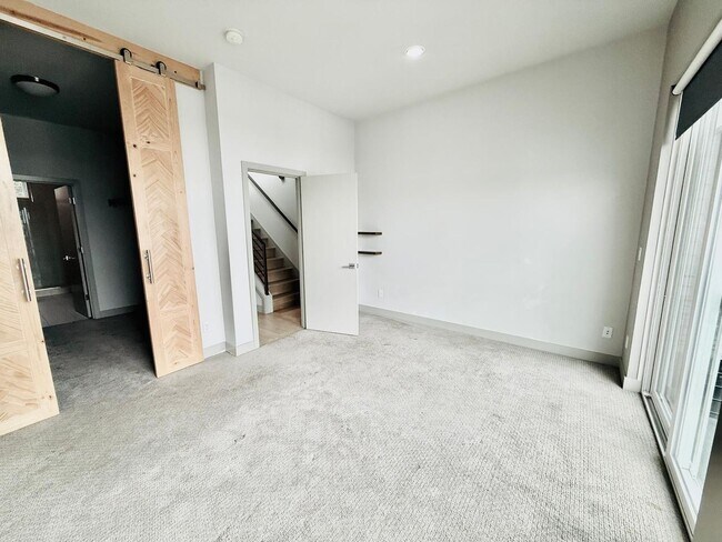 Building Photo - 2 Bed + Den 2 Bathroom Eastlake Townhome with Spectacular Views