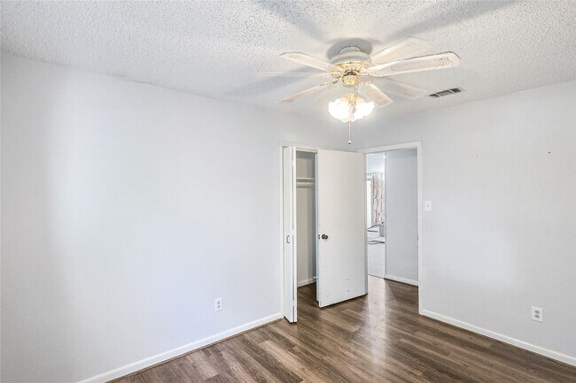 Building Photo - 2719 Meadow Ln