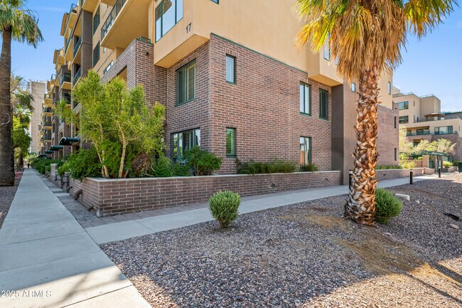 Building Photo - 17 W Vernon Ave