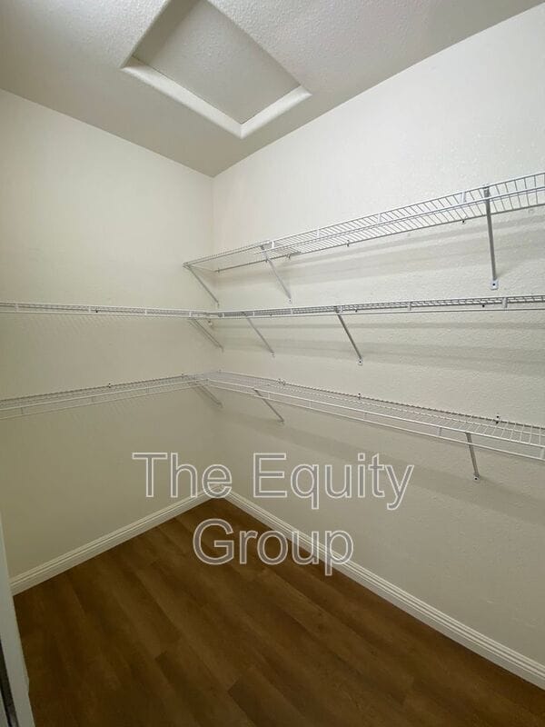 Building Photo - 2643 W Oakridge Ave